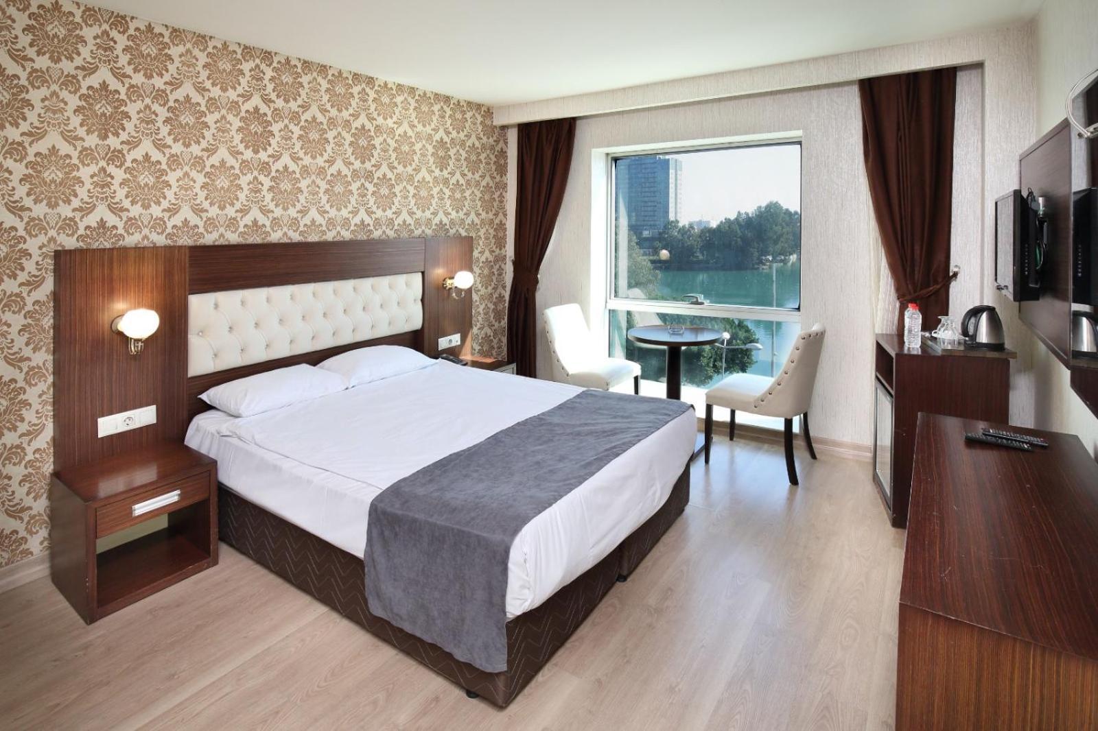Adana Taskoeprue Hotel Buitenkant foto
