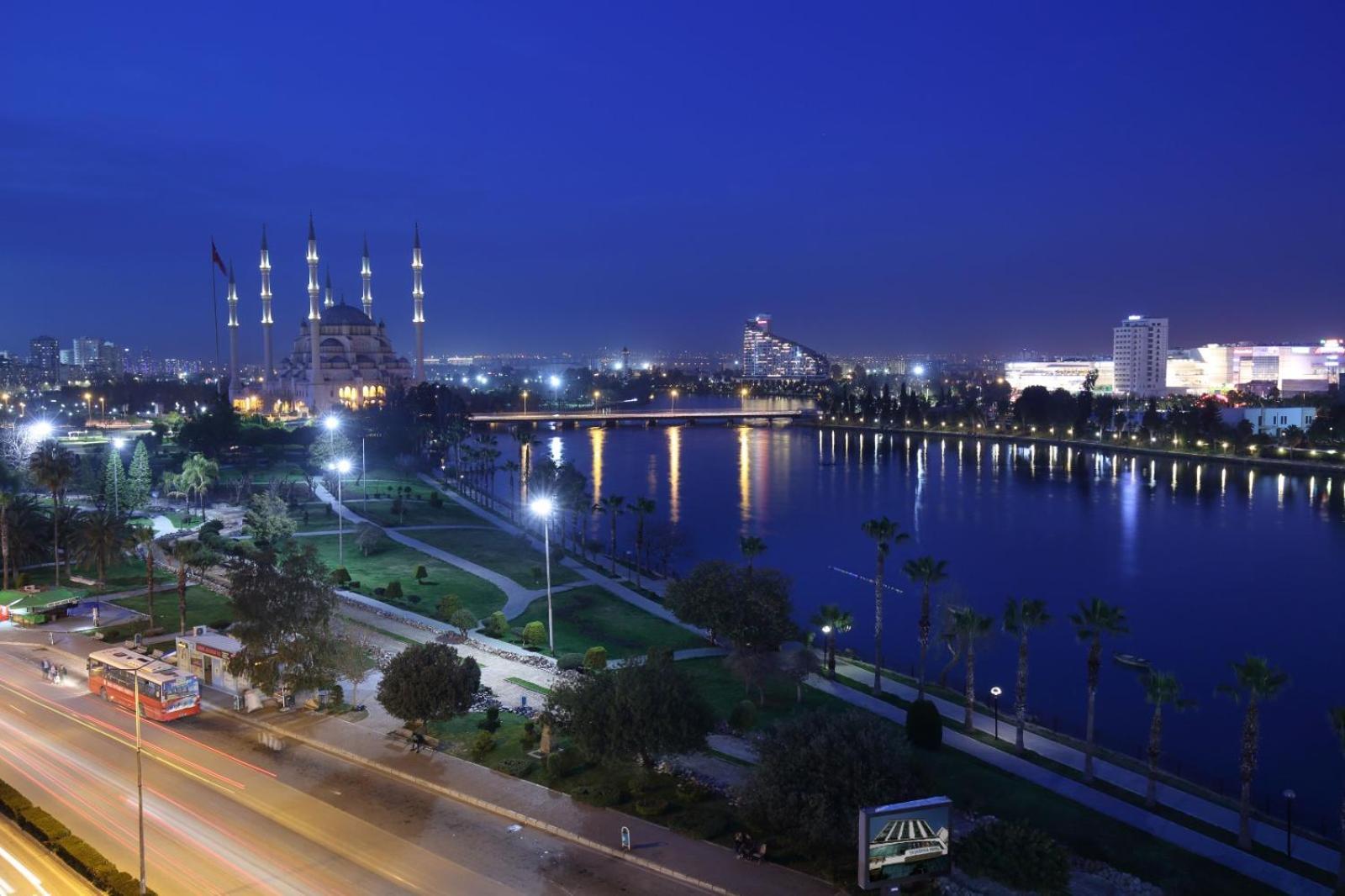 Adana Taskoeprue Hotel Buitenkant foto